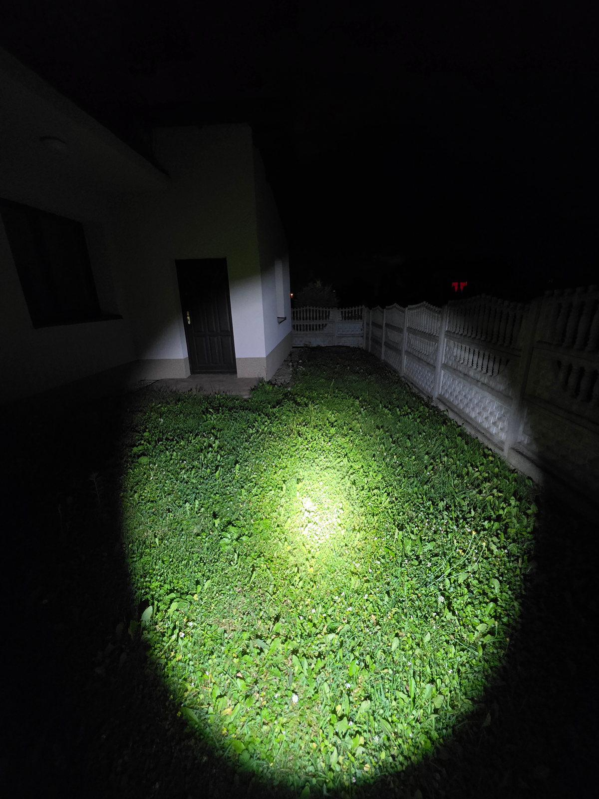 Tryb High - 1400 lumenów